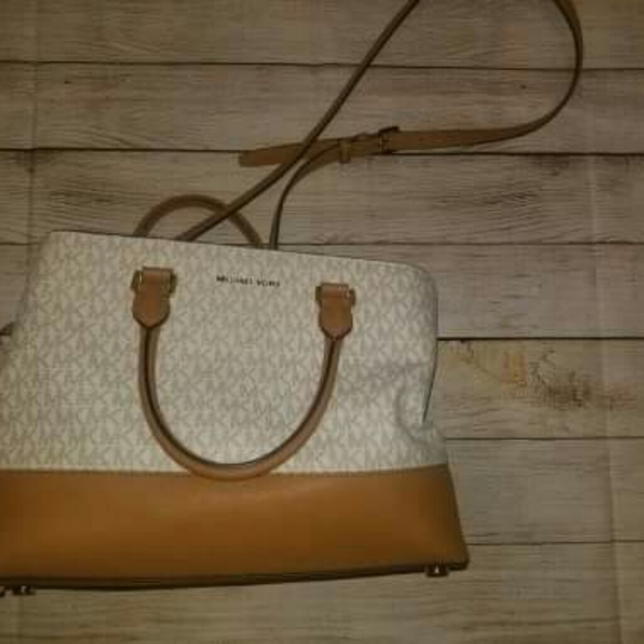 *Sold* Michael Kors Purse - Picture 2 of 4